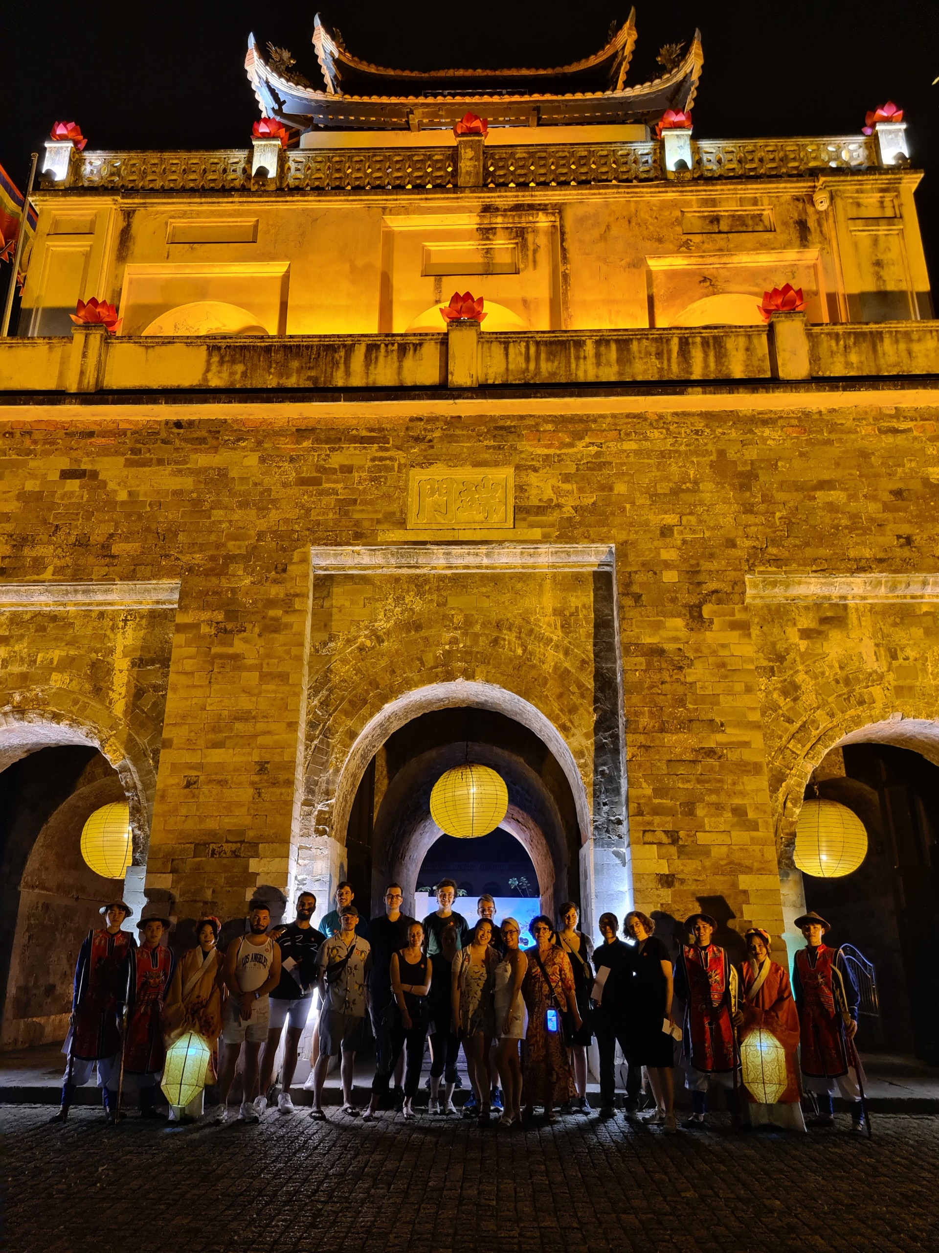 Du khách quốc tế trải nghiệm tour “Giải mã Hoàng thành Thăng Long về đêm”